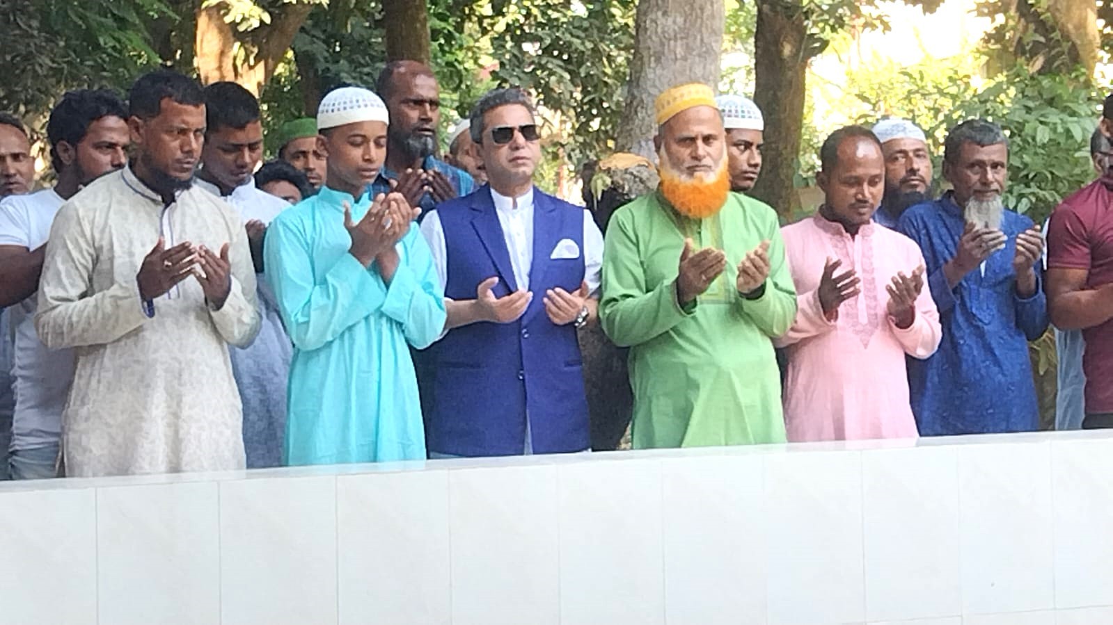 সাবেক মন্ত্রী এম.কে আনোয়ারের ৮ম মৃত্যু বার্ষিকীতে বিএনপির মনোনয়ন প্রত্যাশী মনোয়ারের শ্রদ্ধাঞ্জলি